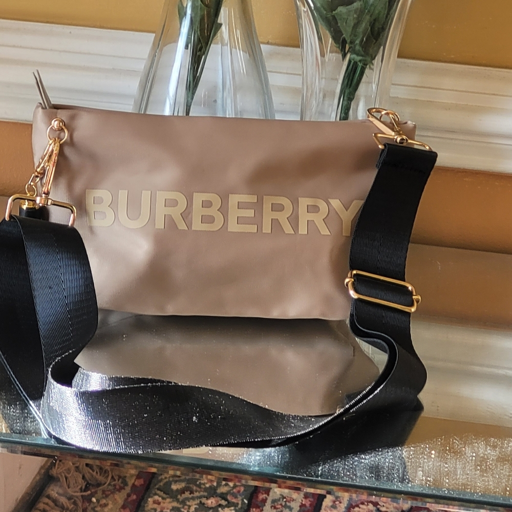 Burberry - Picture 4 of 15